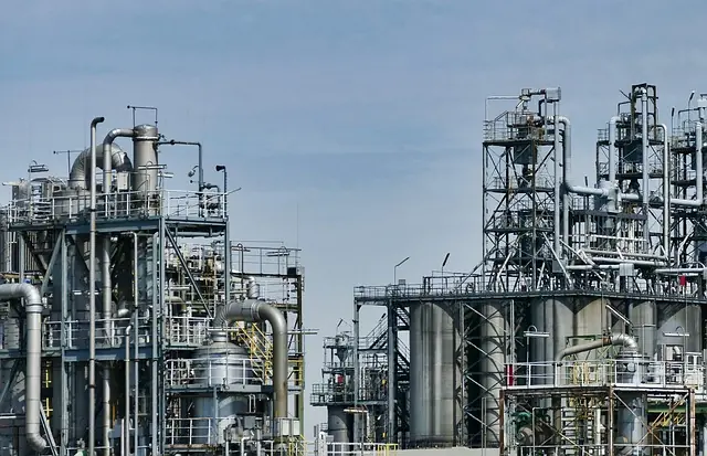 Industrieanlage mit Raffinerie- und Verarbeitungsanlagen, symbolisiert die chemische und pharmazeutische Produktion im Kontext von ISO-Zertifizierungen.