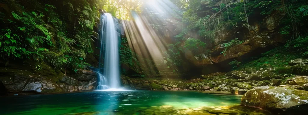 Wasserfall in üppiger, grüner Umgebung mit Sonnenstrahlen, symbolisiert kontinuierliche Verbesserung und natürliche Schönheit, passend zu ISO 9001 Normen für effizientes Qualitätsmanagement.